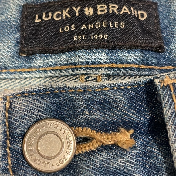 Lucky Brand. Excellent preowned condition. blue jeans shorts size 6/28. - Picture 2 of 10